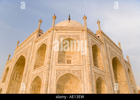 Uttar Pradesh Indien hautnah niedrigen Winkel Veiw des Taj Mahal Stockfoto