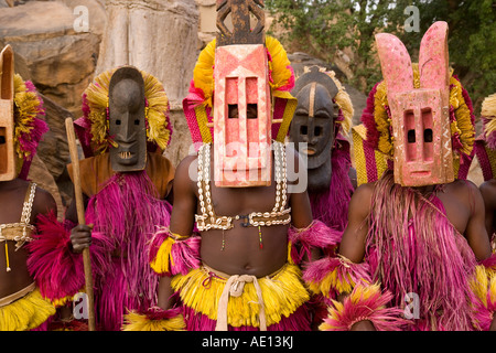 Afrika Westafrika Mali Dogon Landes Bandiagara Böschung maskierte zeremonielle Dogon Tänzer in der Nähe von Sangha Stockfoto