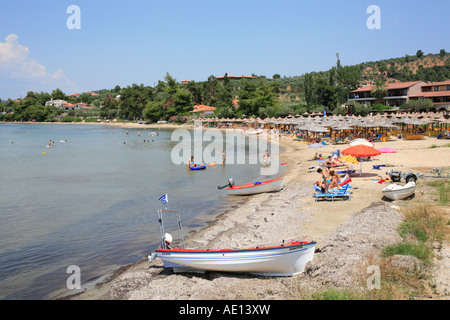 Sonnenschirme am Strand von Elia auf Sithonia Halbinsel auf der Halbinsel Chalkidiki in Griechenland Stockfoto