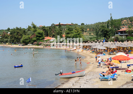 Sonnenschirme am Strand von Elia auf Sithonia Halbinsel auf der Halbinsel Chalkidiki in Griechenland Stockfoto