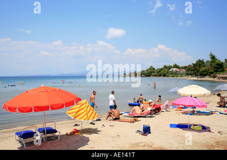 Sonnenschirme am Strand von Elia auf Sithonia Halbinsel auf der Halbinsel Chalkidiki in Griechenland Stockfoto