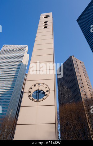 Asien Japan Honshu Tokyo Shinjuku Bürogebäude und Uhr niedrigen Winkel Ansicht Stockfoto