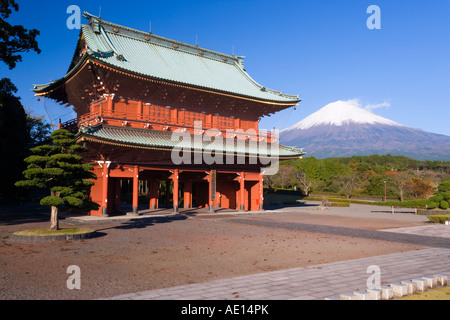 Japan Honshu Fuji Hakone Izu National Park Daiseki-Ji Tempel mit Mount Fuji schneebedeckten im Frühherbst Stockfoto