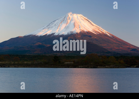 Japan Honshu Fuji Hakone Izu Nationalpark Mount Fuji 3776m Schnee begrenzt sein und über See Shoji-Ko in der Fuji gehen ko region Stockfoto