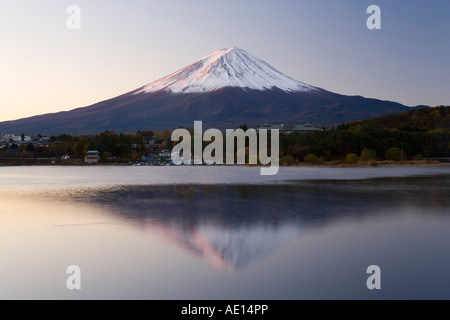 Japan Honshu Fuji Hakone Izu Nationalpark Mount Fuji 3776m Schnee begrenzt sein und über See Shoji-Ko in der Fuji gehen ko region Stockfoto