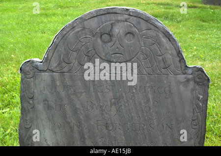 Einen sehr alten Grabstein zeigt den toten Kopf auf dem alten Burying Ground in Halifax in Nova Scotia Stockfoto