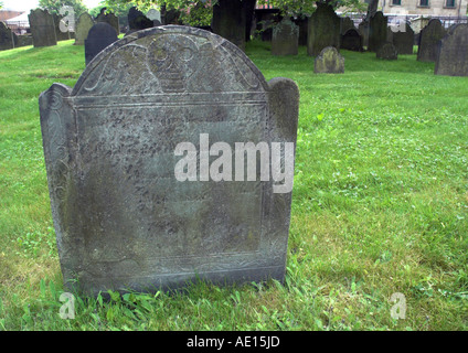 Einen sehr alten Grabstein zeigt den toten Kopf auf dem alten Burying Ground in Halifax in Nova Scotia Stockfoto