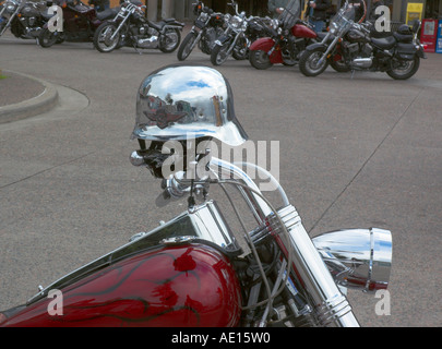 Eine hochglanzpolierte Helm am Lenker einer geparkten Harley-Davidson Stockfoto