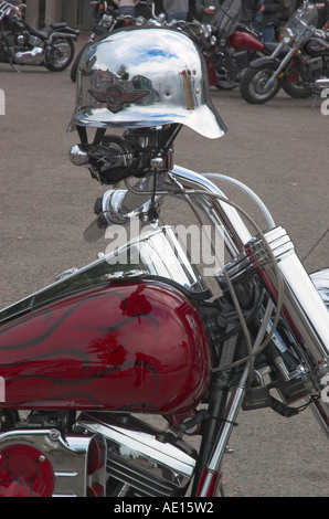 Eine hochglanzpolierte Helm am Lenker einer geparkten Harley-Davidson Stockfoto