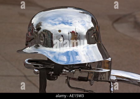 Eine hochglanzpolierte Helm am Lenker einer geparkten Harley-Davidson Stockfoto