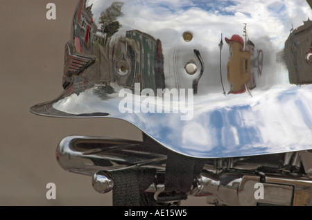 Eine hochglanzpolierte Helm am Lenker einer geparkten Harley-Davidson Stockfoto