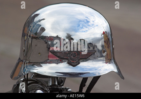 Eine hochglanzpolierte Helm am Lenker einer geparkten Harley-Davidson Stockfoto