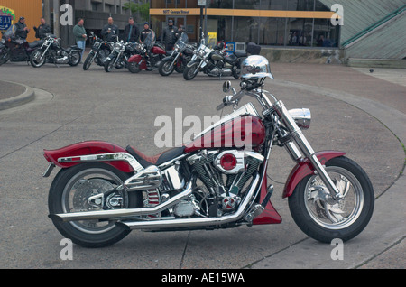 Eine hochglanzpolierte Helm am Lenker einer geparkten Harley-Davidson Stockfoto