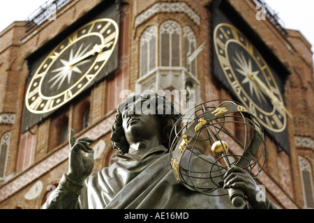 Die Statue von Nicholas Copernicus vor dem alten Rathaus, Torun, Polen Stockfoto