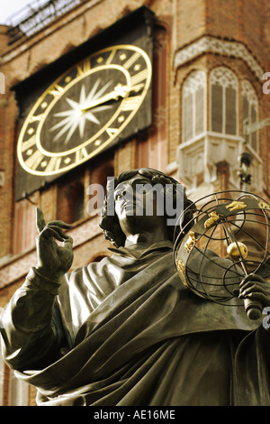 Die Statue von Nicholas Copernicus vor dem alten Rathaus, Torun, Polen Stockfoto