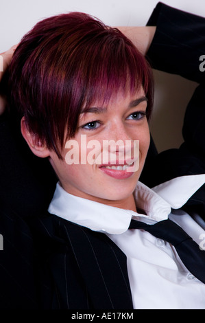 Porträt von einem Business Frau Hände hinter Kopf Stockfoto