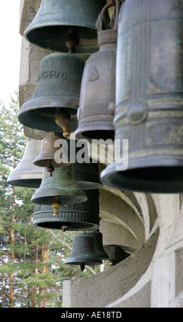 Glocke Tempel Religion im freien läuten Heilige Kultur Metall Ritual beim Singen nahe hängen Glockenspiel schweren Ring betrachten Stockfoto