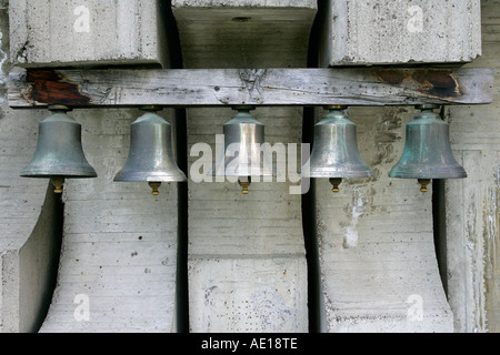 Glocke Tempel Religion im freien läuten Heilige Kultur Metall Ritual beim Singen nahe hängen Glockenspiel schweren Ring betrachten Stockfoto