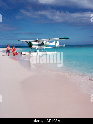 Paar mit einem Wasserflugzeug genießen einen einsamen Sand Cay auf den Great Barrier Reef-Nord-Queensland-Australien Stockfoto