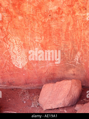 Felsmalereien Sie Höhle am Uluru Uluru Kata Tjuta National Park Central Australia Northern Territory Australien Stockfoto