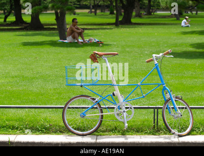 Ein Fahrrad geparkt im kaiserlichen Palast äußeren garden Stockfoto