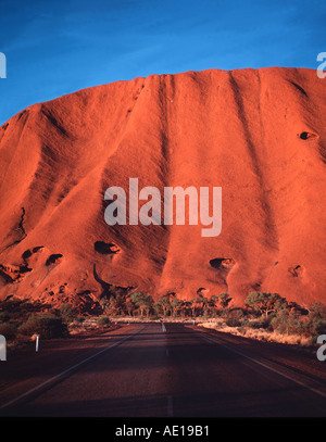 Straße in Uluru The Red Centre Central Australia Northern Territory Australien Stockfoto