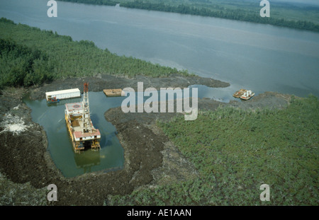 NIGERIA Westafrika Rivers State Bonny Exploration Bohrinsel in den Sümpfen am Fluss Stockfoto