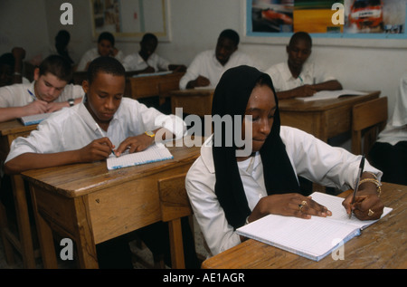 NIGERIA Westafrika Kano Studenten sitzen am Schreibtisch in einer Schulklasse in Bücher zu schreiben Stockfoto