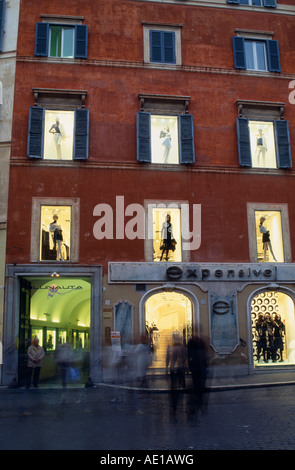 Italien Lazio Rom Piazza di Spagna neben Via Condotti Fassade des mehrstöckigen Kleidung Shop. Stockfoto