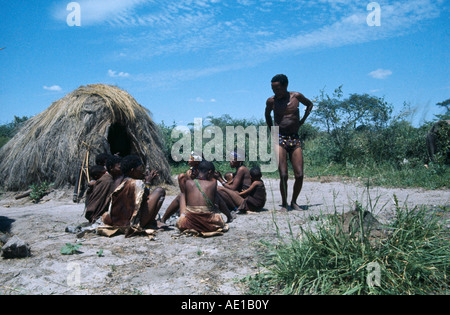 NAMIBIA Süden Afrika Great Namaqualand Wüste Kalahari Buschmänner Stämme Menschen außen gewölbte strohgedeckte Hütte. Stockfoto