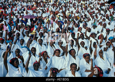 SOMALIA Ostafrika Politik Independence Day Parade. Eine Masse von sitzende Frauen mit in die Luft erhobenen Armen ganz in weiß gekleidet. Stockfoto