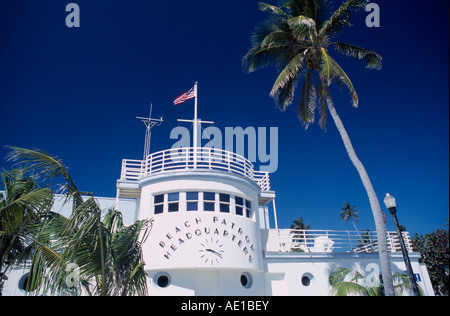 USA Nordamerika Florida Miami South Beach Ocean fahren Art Deco Beach Patrol Hochhaus mit einer amerikanischen Flagge Stockfoto