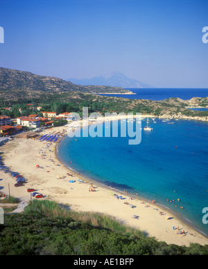 Kalamitsi Beach auf Sithonia Halbinsel auf der Halbinsel Chalkidiki in Griechenland mit dem Berg Athos im Hintergrund Stockfoto