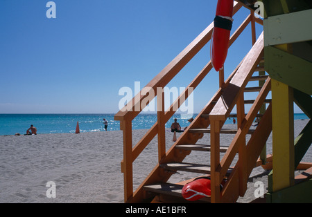 USA North America Florida Miami South Beach Ocean Drive Orange und grün Rettungsschwimmer Station am Sandstrand mit Menschen Sonnenbaden Stockfoto