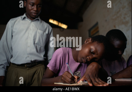 UGANDA Ostafrika Iganga Lehrer und Schüler in integrierten Bildungsprojekt Schule für Sehbehinderte im Klassenzimmer Stockfoto