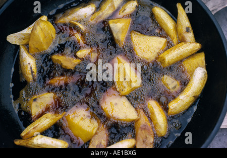 Nigeria Westafrika Maniok oder Maniok mit Kochbananen in Öl in einem Topf oder Pfanne braten Stockfoto