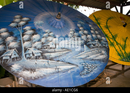 Handgemalte Regenschirm und Fan von Bo Sang, Chaing Mai, Thailand Stockfoto