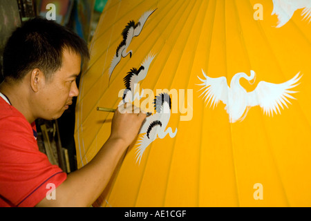 Handgemalte Regenschirm und Fan von Bo Sang, Chaing Mai, Thailand Stockfoto