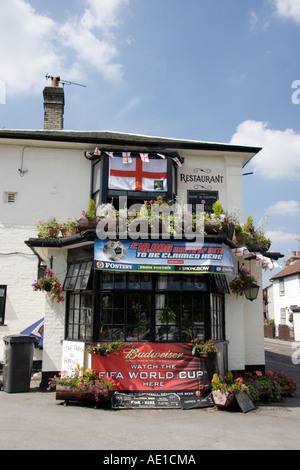 Kneipe, geschmückt mit Fahnen und Schilder Fußball Stockfoto