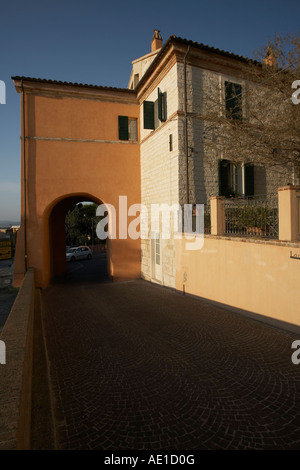 Spur in den küstennahen Dorf Sirolo von Adria Riviera im Frühjahr Ancona county Mittelitalien Stockfoto