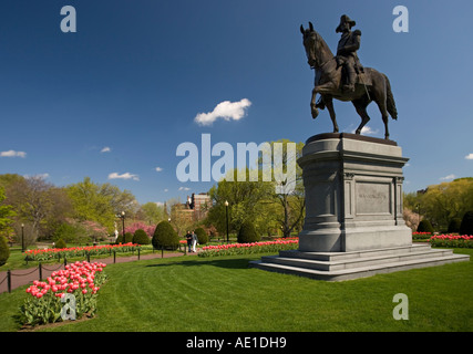 Reiterstatue von George Washington in Boston Public Garden umgeben von hellen Tulpen im Frühling Boston MA USA Stockfoto