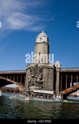 DUKW Boot vorbei an Bostons Longfellow Bridge Boston MA USA Stockfoto
