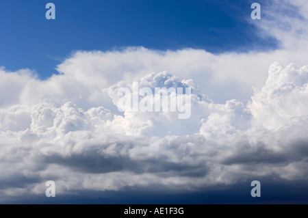 Weiße dramatische Gewitterwolken in blauen Himmel Hintergrundtextur Stockfoto