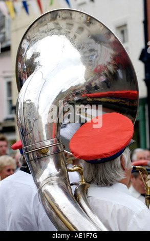 Unnachgiebig Jazz Band März auf der Straße in Brecon Jazz Festival Powys Wales UK Stockfoto