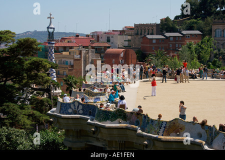 Mosaik gebogen Sitzgelegenheiten im Park Güell, Barcelona Spanien. Entworfen von Antonio Gaudi. Stockfoto