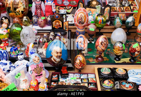 Religiöse Gegenstände auf Straßenmarkt Rom Italien Stockfoto