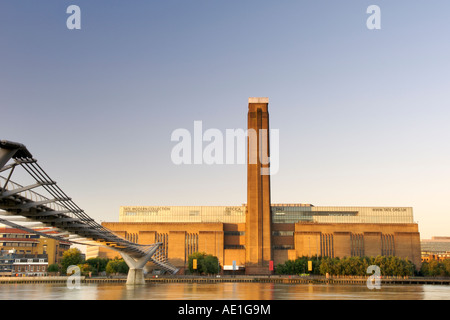 Am frühen Morgen auf die Tate Modern Art Gallery und Millenium Bridge über die Themse in London entnommen. Stockfoto