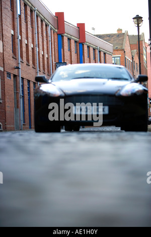 Grand Tourer schwarz Aston Martin DB9 in städtische Straße mit roten Ziegelsteinen geparkt und gepflasterten Gassen in wohlhabenden Leeds Stockfoto