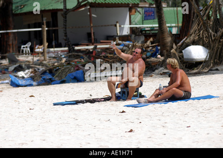 Patong Beach Baden eine Woche nach Asien 2004 Tsunami Touristen Sonne in der Nähe von Wracks Stockfoto