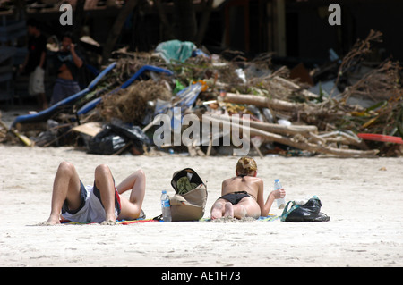 Patong Beach Baden eine Woche nach Asien 2004 Tsunami Touristen Sonne in der Nähe von Wracks Stockfoto